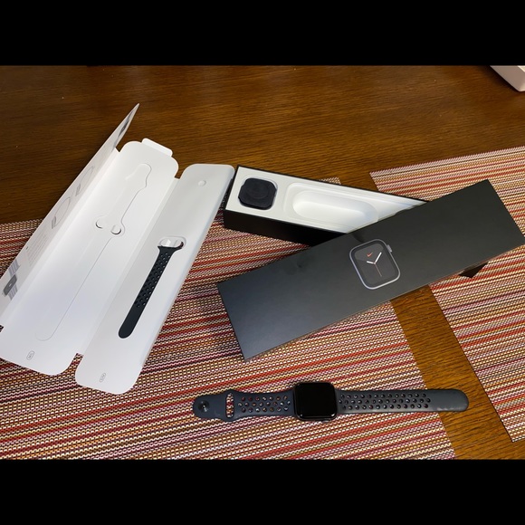 Series 5 Apple watch 40mm main image 4